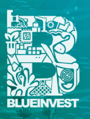Stilisiertes B mit maritimen Symbolen über dem Schriftzug BLUEINVEST auf einem blaugrünen, sprudelnden Unterwasserhintergrund.